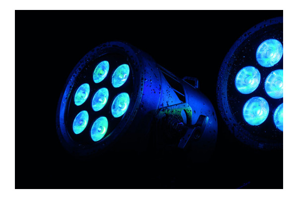 An image of the Raccoon light fixtures in  wet conditions projecting a blue light